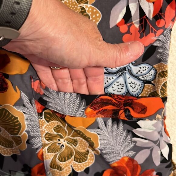 White Cross Fall Motif Flowers Scrubs Healthcare Top. Size Small - Picture 4 of 7